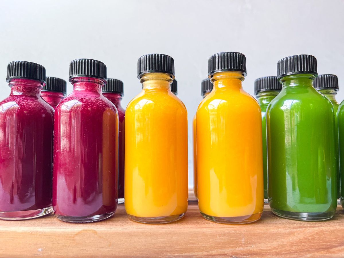 Shots naturais de cúrcuma, chá verde e gengibre em garrafinhas de vidro