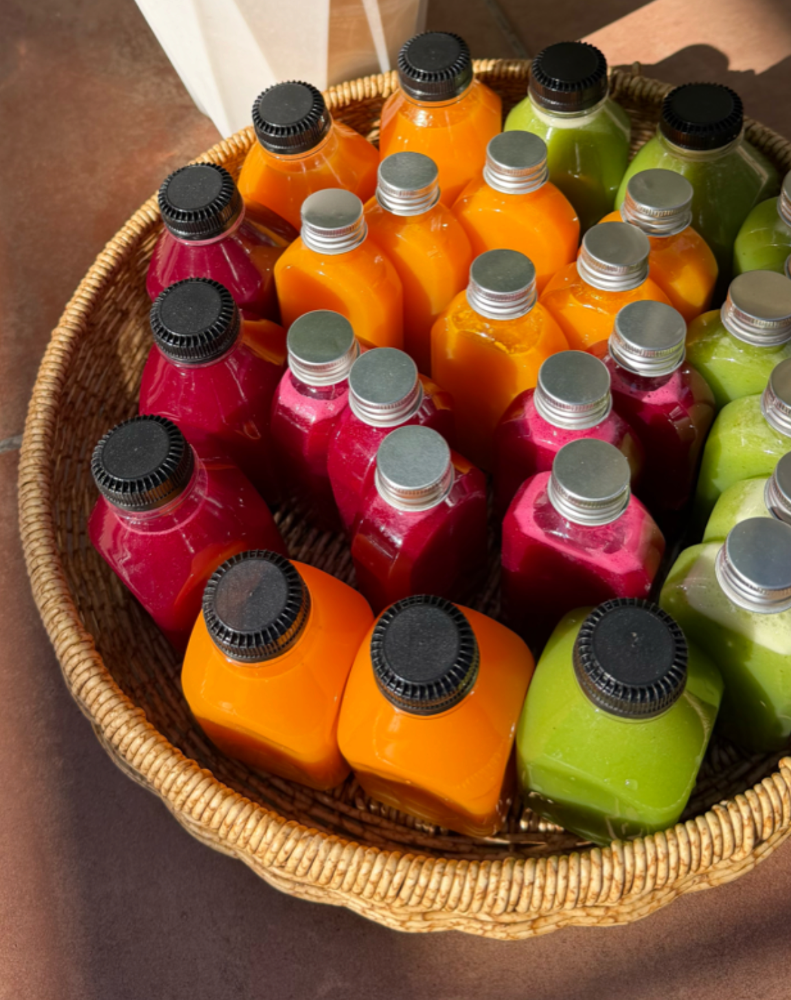 Shots naturais com gengibre, limão, chá verde e cúrcuma